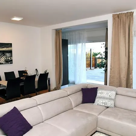 Apartament Valis *